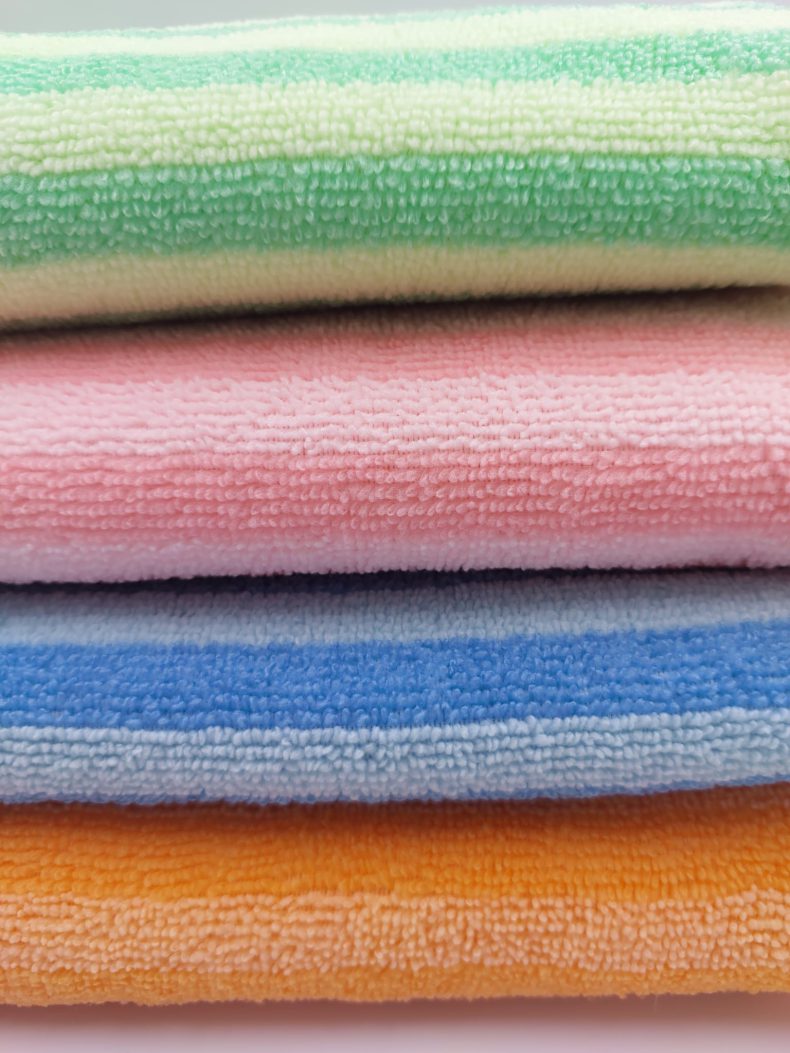 How can one distinguish a microfiber towel of excellent quality?